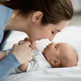 Co widzi 2-miesięczne dziecko? Jak rozwija się wzrok niemowlęcia i jak go wspierać