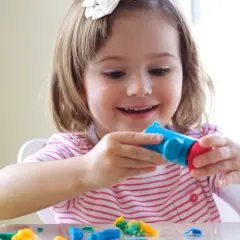 Zabawki sensoryczne co to znaczy i jak wpływają na rozwój dziecka