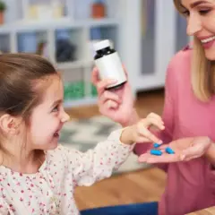 Jak bezpiecznie podać dziecku lekarstwo? Skuteczne metody i porady dla rodziców
