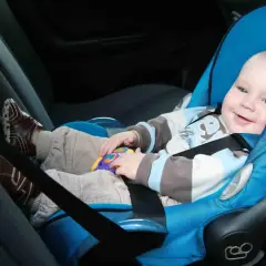 Do kiedy dziecko musi jeździć w foteliku? Przepisy i bezpieczeństwo w samochodzie