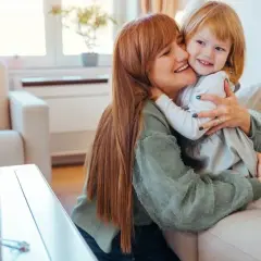 Czy samotna matka może adoptować dziecko? Wszystko, co musisz wiedzieć o adopcji w Polsce