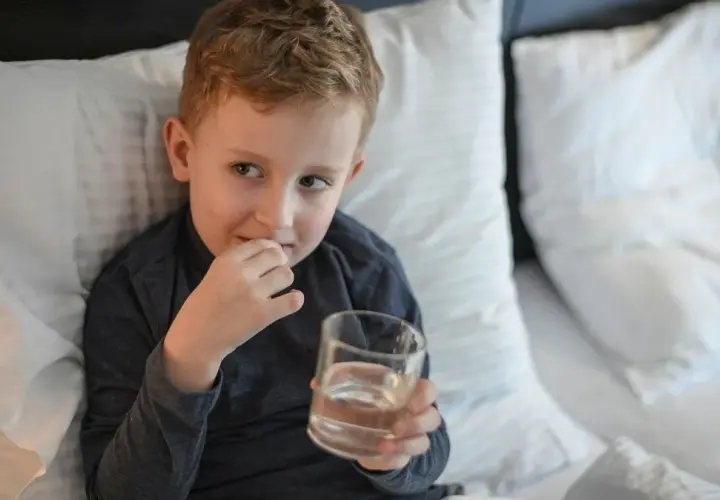 Kiedy dziecko może wrócić do przedszkola po antybiotyku w tabletce? Ważne zasady