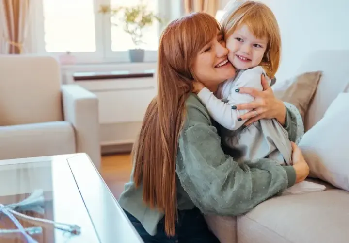 Czy samotna matka może adoptować dziecko? Wszystko, co musisz wiedzieć o adopcji w Polsce