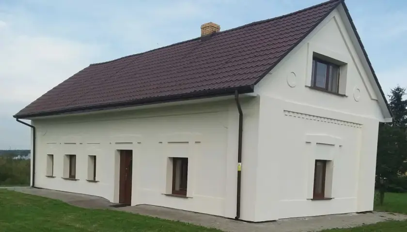 Ile kosztuje dom dla samotnej matki? Sprawdź ceny, opłaty i wsparcie finansowe