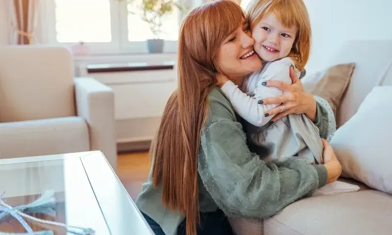 Czy samotna matka może adoptować dziecko? Wszystko, co musisz wiedzieć o adopcji w Polsce