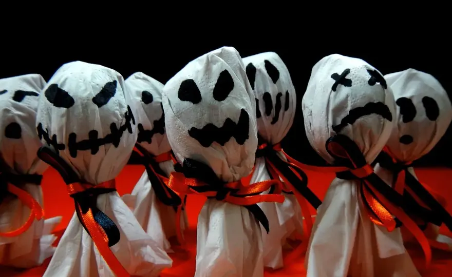 Jak łatwo zrobić strój ducha dla dzieci – prosty sposób na Halloween