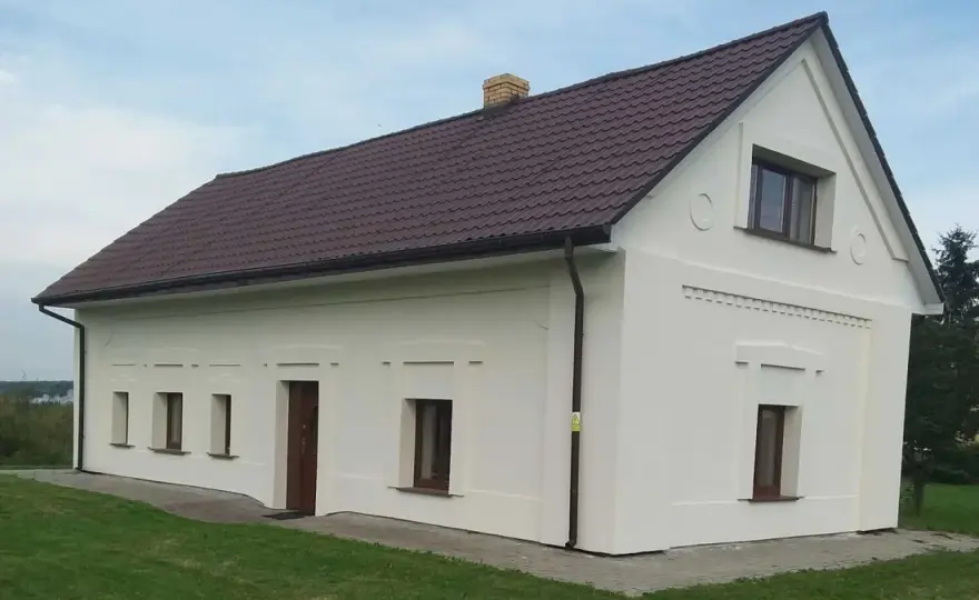 Ile kosztuje dom dla samotnej matki? Sprawdź ceny, opłaty i wsparcie finansowe