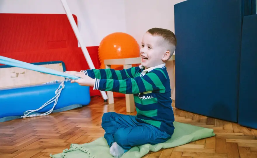 Integracja sensoryczna dla kogo? Kto skorzysta z terapii i jakie korzyści przynosi